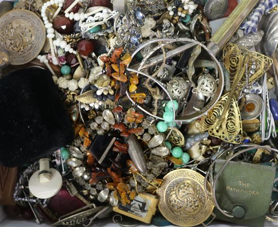 A quantity of mixed costume jewellery